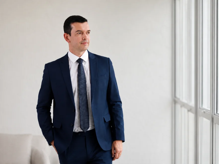 Dr. Rafael Côrtes em atendimento no consultório da Clínica Pulsarti, em Brasília